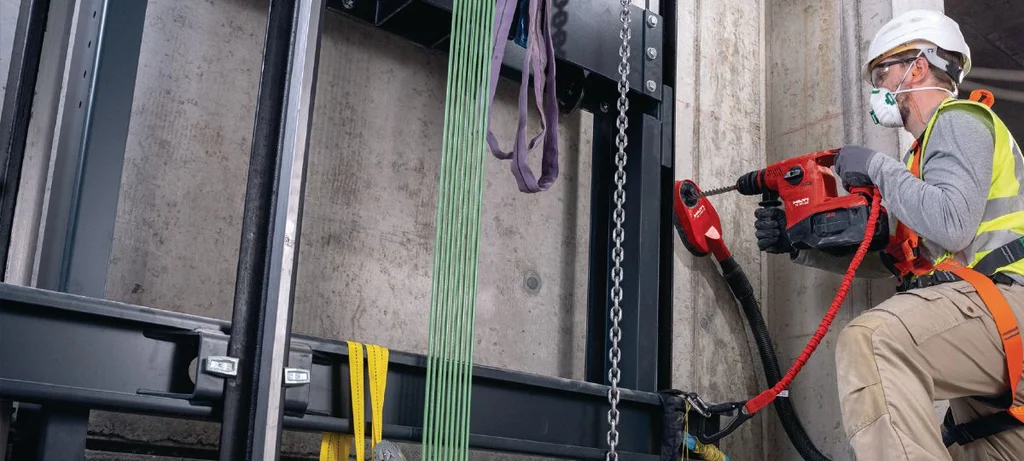 Hilti TE 30-22 borrar i armerad betong på arbetsplatsen