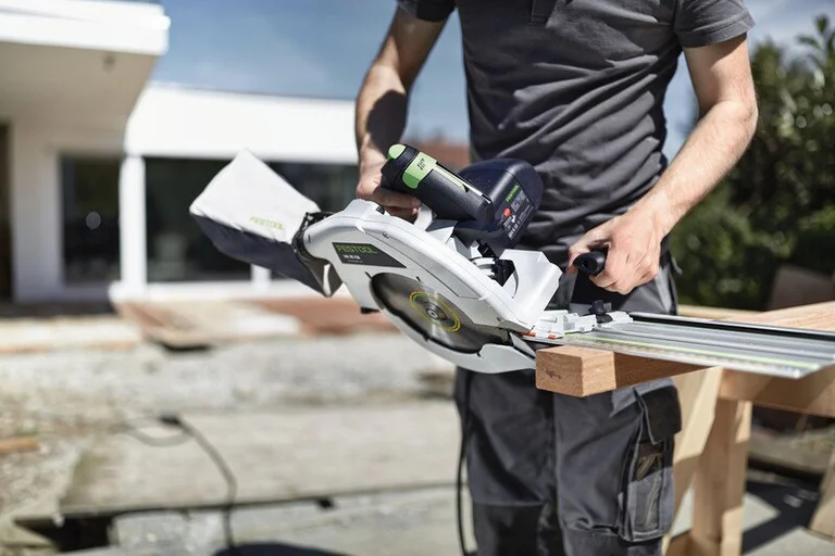 Festool HK 85 kapper en trebjelke på byggeplassen