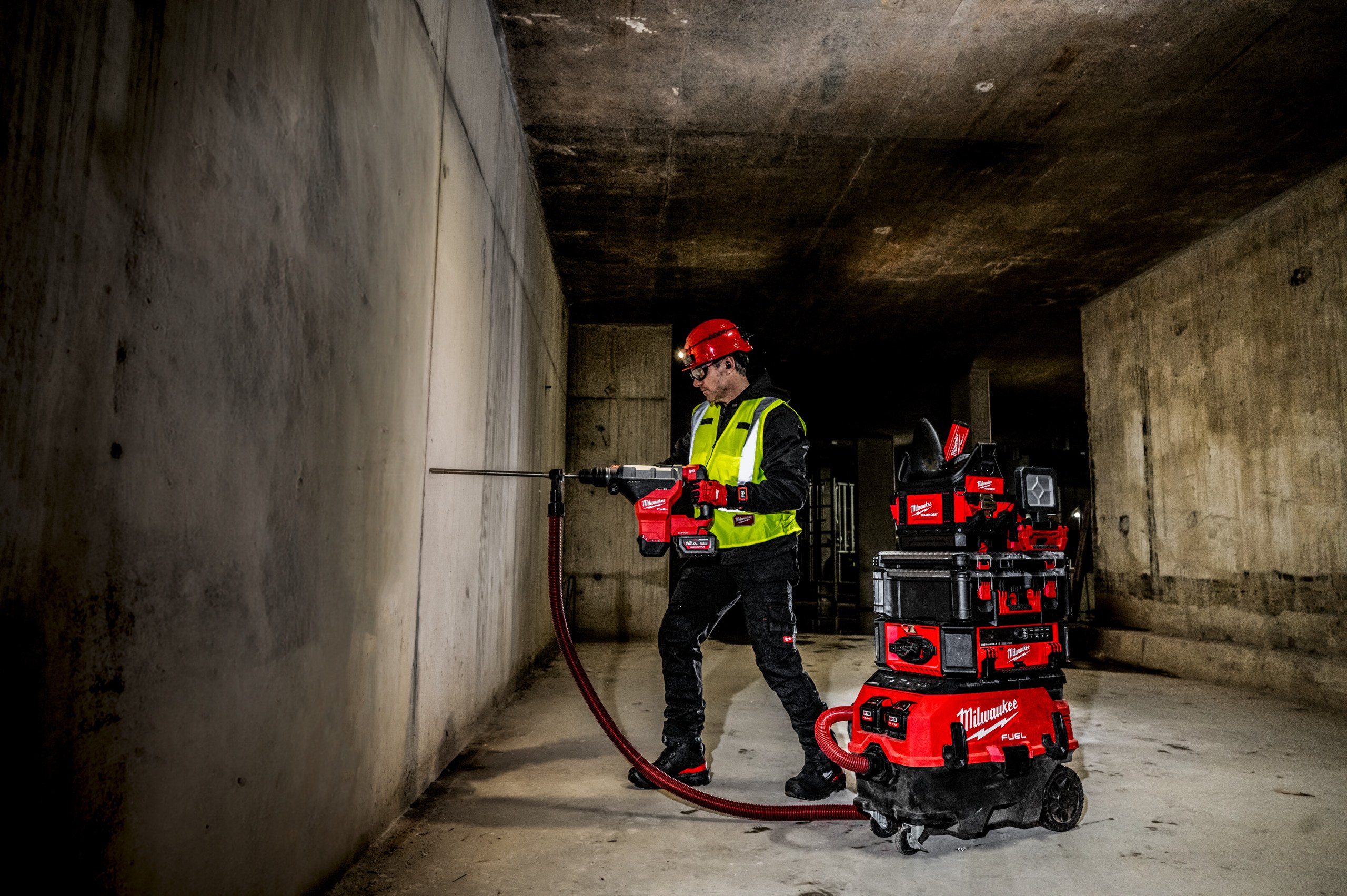 M18 ONEF2VC34M FUEL M-klasse støvsuger for to batterier i bruk på jobben
