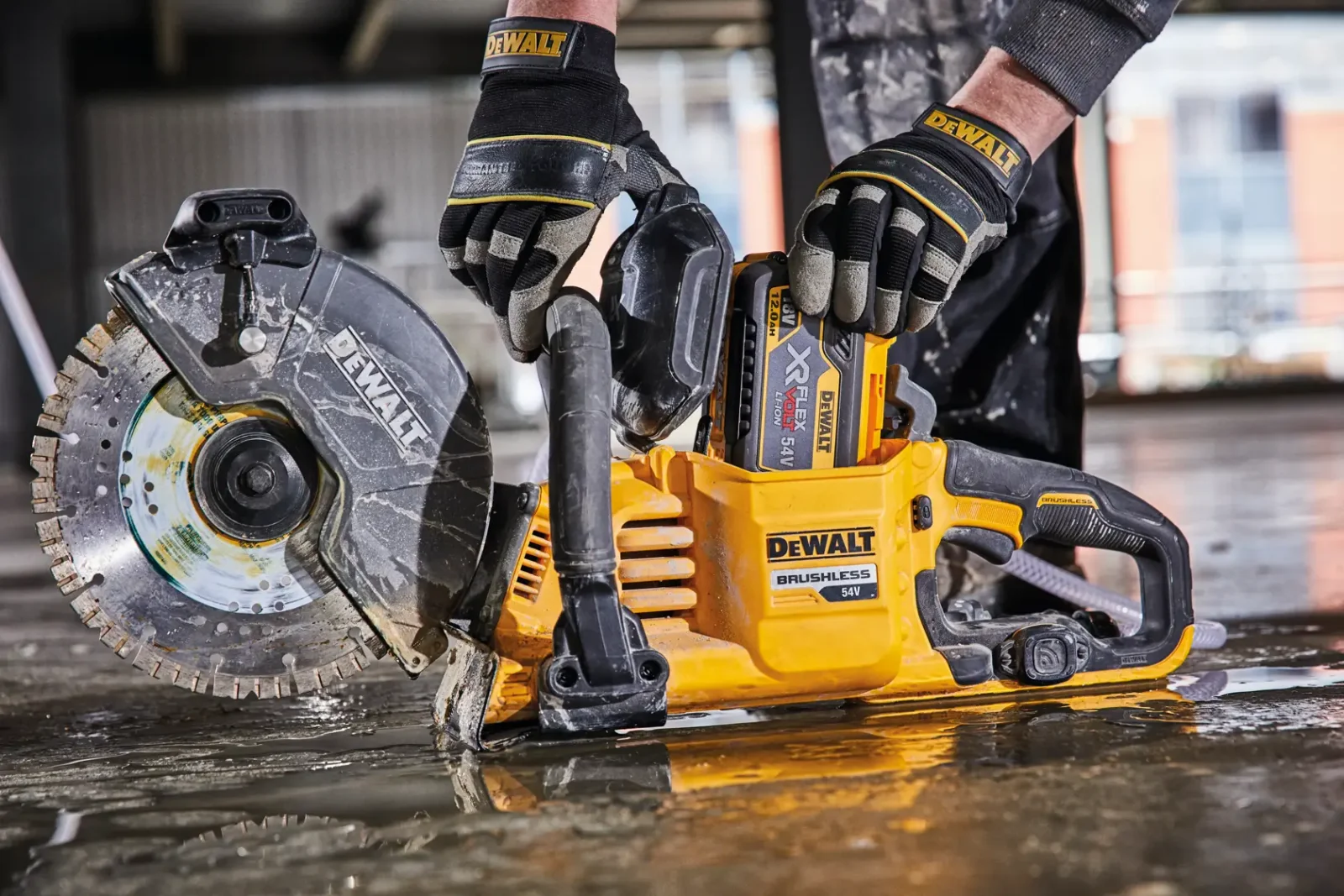 DeWalt DCB548 FLEXVOLT-accu in gebruik op de bouwplaats