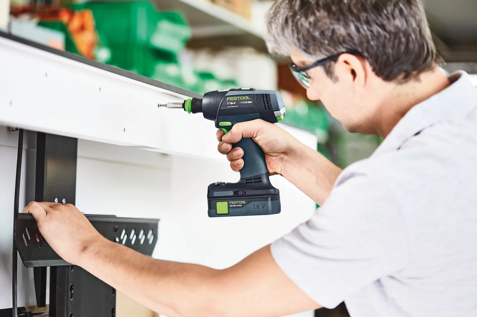 Installer fixing a bracket with the T 18+3